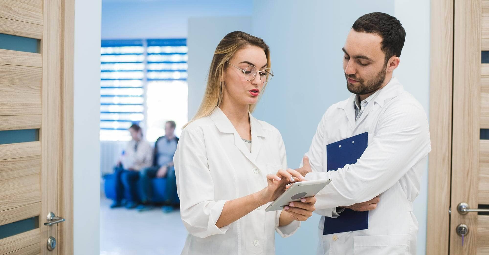 medical-staff-having-discussion-in-modern-hospital