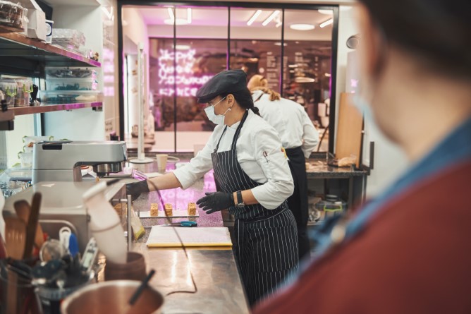 How to Reduce Labor Costs in Restaurant Chains with AI